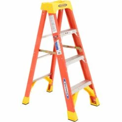 Werner 4' Fiberglass Step Ladder w/ Plastic Tool Tray 300 lb. Cap - 6204
